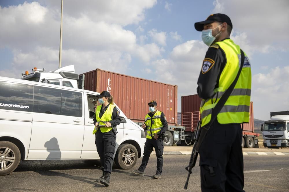 Israeli police check cars with Palestinian laborers